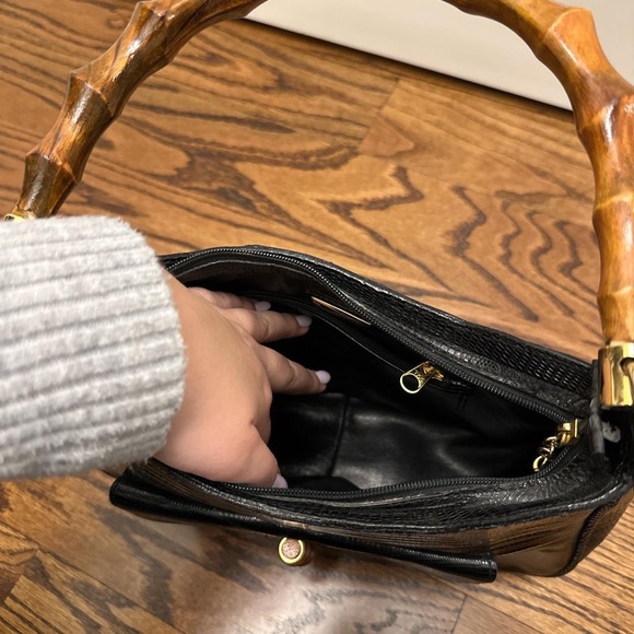 Thrifted shoulder bag 👜 Love the wooden shoulder strap, In decent condition. - Picture 4 of 5